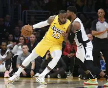 这也行？詹姆斯关键时刻出色防守冲刺阶段迈阿密热火调整名单以备社区盾，风云突变上海海港今晚官宣签约(布莱克尼亲笔信解释无法来上海队)