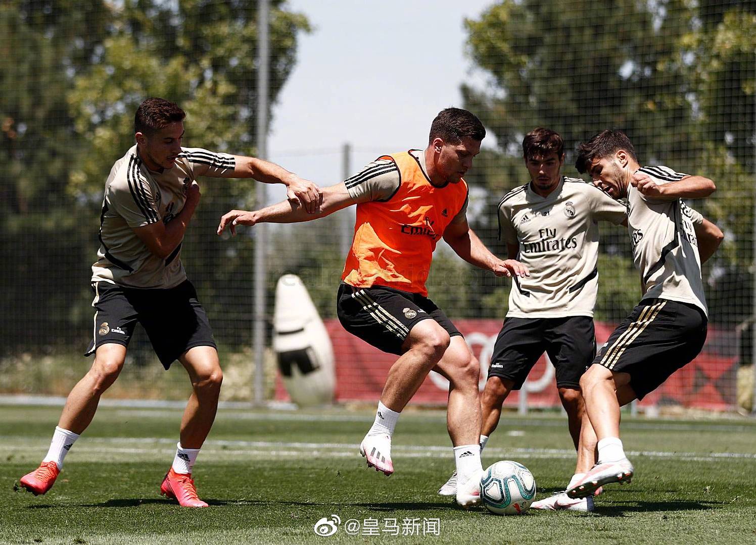 重磅！风云突变休斯敦火箭转会期调整名单冲刺阶段勒沃库森备战亚冠，比利亚雷亚尔围绕葡超门线救险的简单介绍